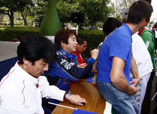 新城ラリー 2007年サイン会の様子